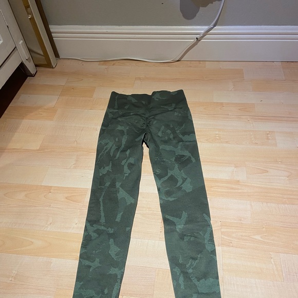 Green Camp Gym Shark booty scrunch leggings - Picture 4 of 7